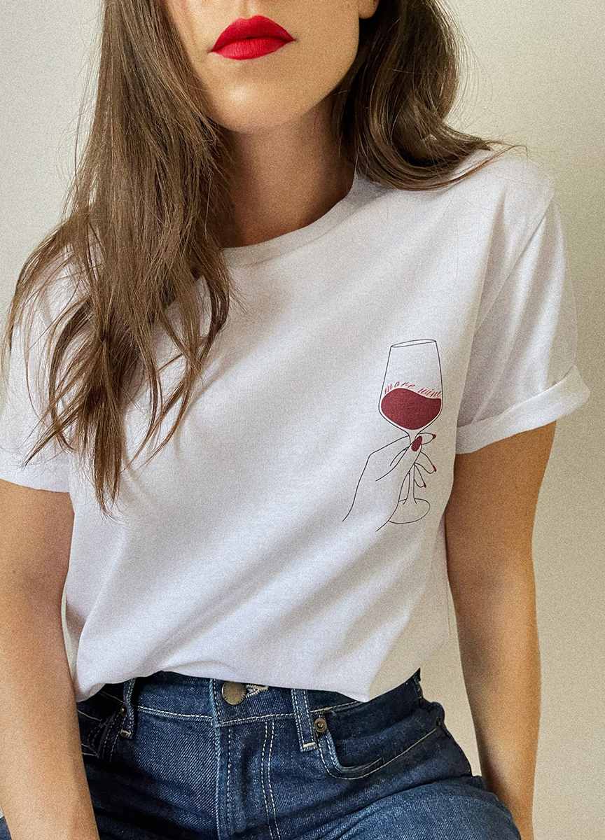 高舉的紅酒杯 T-Shirt